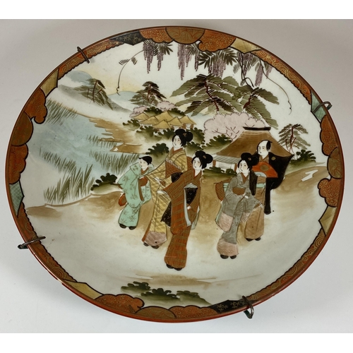 344 - A JAPANESE MEIJI PERIOD (1868-1912) KUTANI CHARGER WITH FIGURAL DESIGN, DIAMETER 30CM