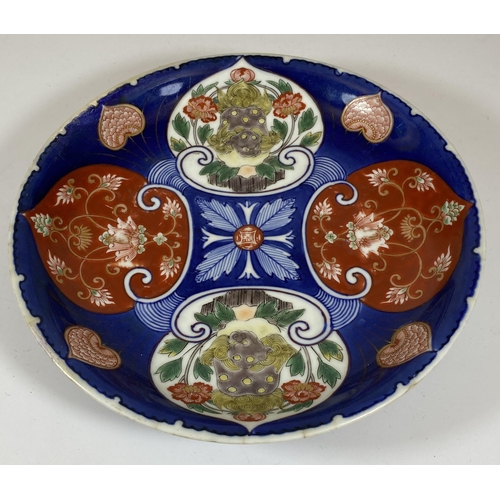 346 - A JAPANESE MEIJI PERIOD (1868-1912) IMARI ON BLUE GROUND FLORAL PATTERN DISH, SIX CHARACTER MARK TO ... 