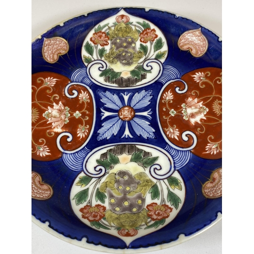 346 - A JAPANESE MEIJI PERIOD (1868-1912) IMARI ON BLUE GROUND FLORAL PATTERN DISH, SIX CHARACTER MARK TO ... 