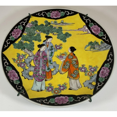 347 - A LARGE 20TH CENTURY ORIENTAL YELLOW GROUND CHARGER WITH FIGURAL DESIGN, DIAMETER 31CM