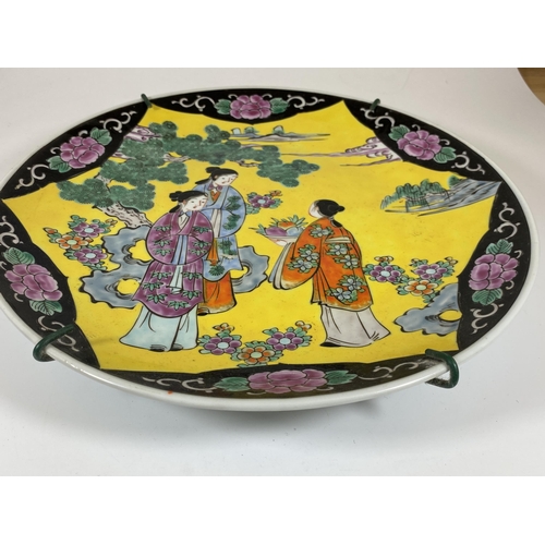 347 - A LARGE 20TH CENTURY ORIENTAL YELLOW GROUND CHARGER WITH FIGURAL DESIGN, DIAMETER 31CM