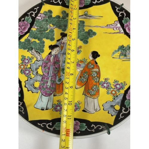 347 - A LARGE 20TH CENTURY ORIENTAL YELLOW GROUND CHARGER WITH FIGURAL DESIGN, DIAMETER 31CM