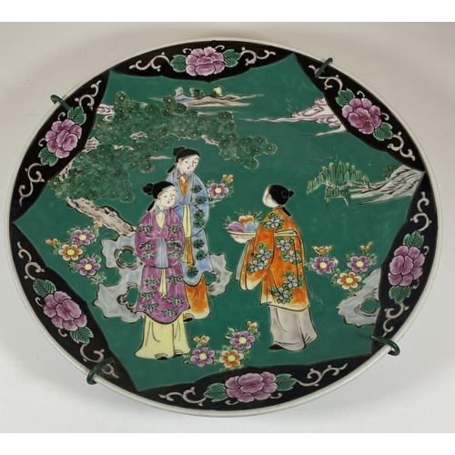 348 - A LARGE 20TH CENTURY ORIENTAL GREEN GROUND CHARGER WITH FIGURAL DESIGN, DIAMETER 31CM