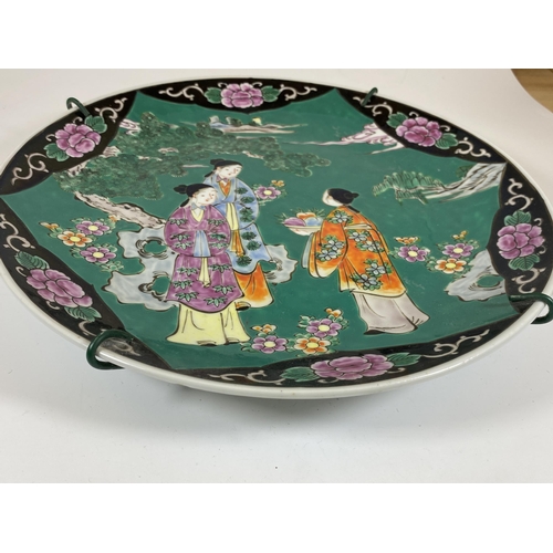 348 - A LARGE 20TH CENTURY ORIENTAL GREEN GROUND CHARGER WITH FIGURAL DESIGN, DIAMETER 31CM