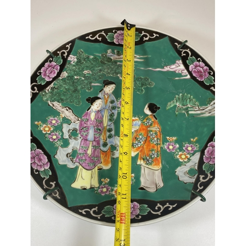 348 - A LARGE 20TH CENTURY ORIENTAL GREEN GROUND CHARGER WITH FIGURAL DESIGN, DIAMETER 31CM