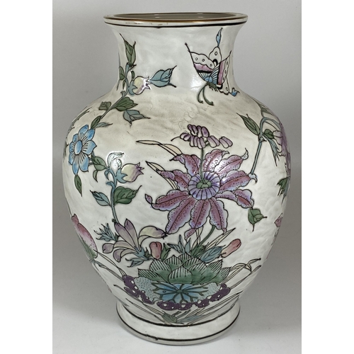 352 - A LARGE 20TH CENTURY CHINESE FLORAL DESIGN VASE, BASE HAS BEEN CONVERTED FOR A LAMP, HEIGHT 31CM