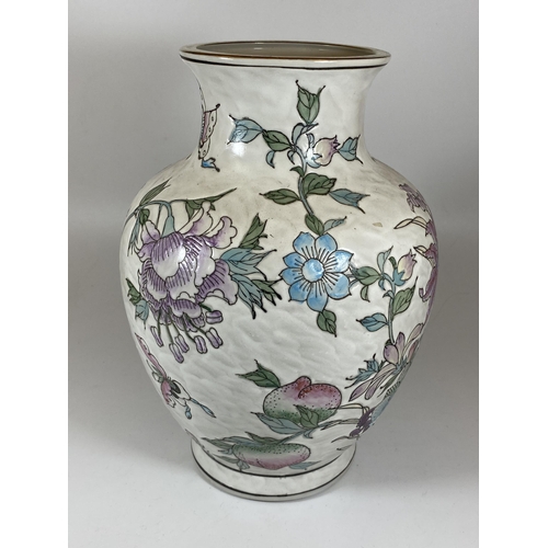 352 - A LARGE 20TH CENTURY CHINESE FLORAL DESIGN VASE, BASE HAS BEEN CONVERTED FOR A LAMP, HEIGHT 31CM