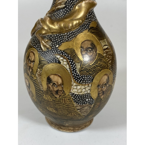 354 - A JAPANESE MEIJI PERIOD (1868-1912) SATSUMA FIGURAL DESIGN VASE, HEIGHT 19CM