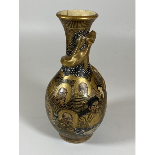 354 - A JAPANESE MEIJI PERIOD (1868-1912) SATSUMA FIGURAL DESIGN VASE, HEIGHT 19CM