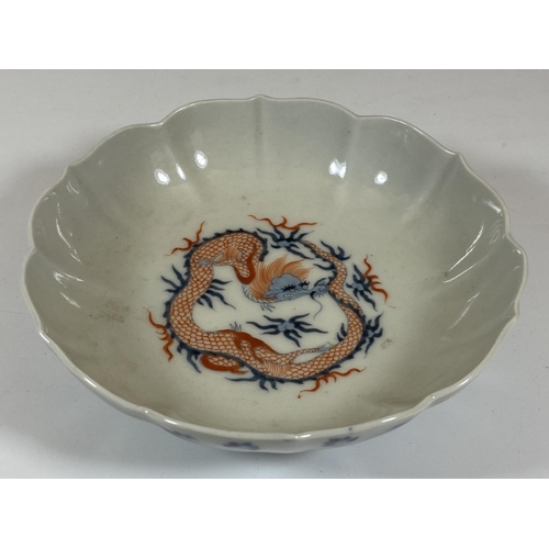 356 - A JAPANESE IMARI DRAGON DESIGN DISH, DIAMETER 15CM