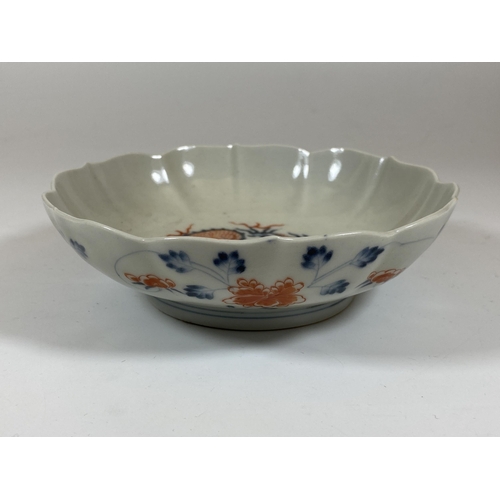 356 - A JAPANESE IMARI DRAGON DESIGN DISH, DIAMETER 15CM