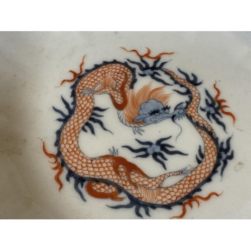 356 - A JAPANESE IMARI DRAGON DESIGN DISH, DIAMETER 15CM