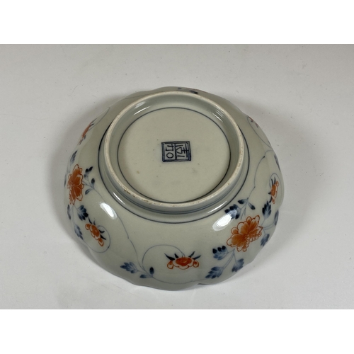 356 - A JAPANESE IMARI DRAGON DESIGN DISH, DIAMETER 15CM