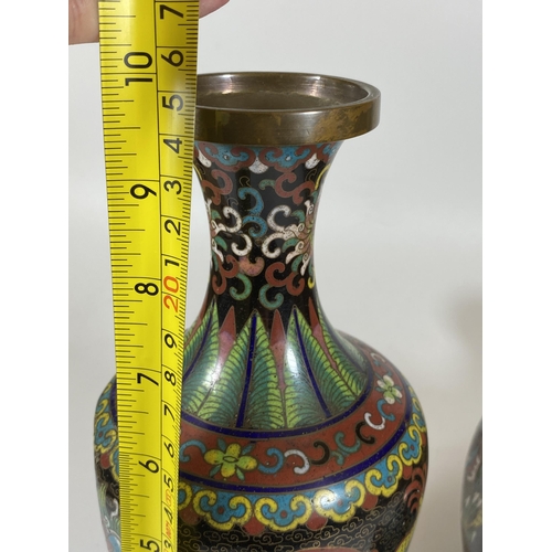 358 - A PAIR OF ORIENTAL CLOISONNE DRAGON DESIGN VASES, HEIGHT 25CM