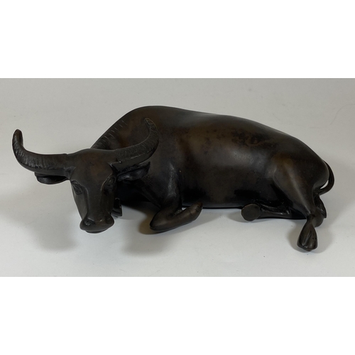 362 - A HEAVY SOLID BRONZE CHINESE MODEL OF AN OX, APPROX LENGTH 23CM