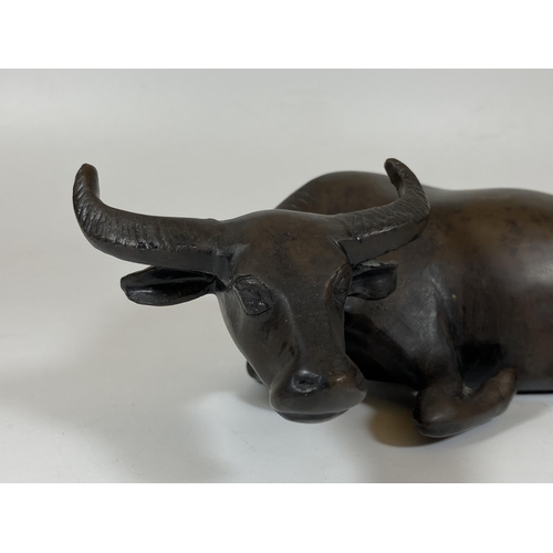 362 - A HEAVY SOLID BRONZE CHINESE MODEL OF AN OX, APPROX LENGTH 23CM