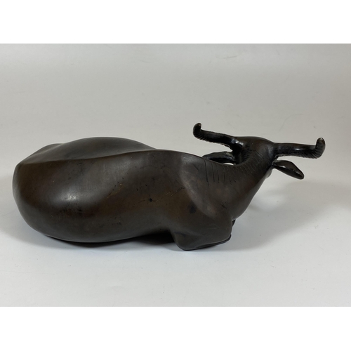 362 - A HEAVY SOLID BRONZE CHINESE MODEL OF AN OX, APPROX LENGTH 23CM