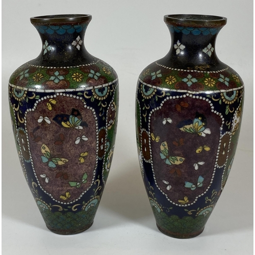 363 - A PAIR OF JAPANESE MEIJI PERIOD (1868-1912) BUTTERFLY DESIGN CLOISONNE VASES, HEIGHT 19CM