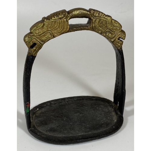 364 - A SOLID CAST IRON ORIENTAL STIRRUP WITH DRAGON HEAD DESIGN, HEIGHT 15CM