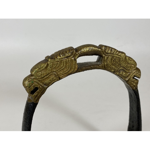 364 - A SOLID CAST IRON ORIENTAL STIRRUP WITH DRAGON HEAD DESIGN, HEIGHT 15CM