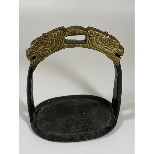 364 - A SOLID CAST IRON ORIENTAL STIRRUP WITH DRAGON HEAD DESIGN, HEIGHT 15CM