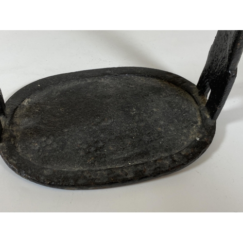 364 - A SOLID CAST IRON ORIENTAL STIRRUP WITH DRAGON HEAD DESIGN, HEIGHT 15CM