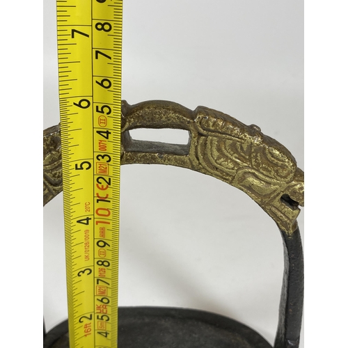 364 - A SOLID CAST IRON ORIENTAL STIRRUP WITH DRAGON HEAD DESIGN, HEIGHT 15CM