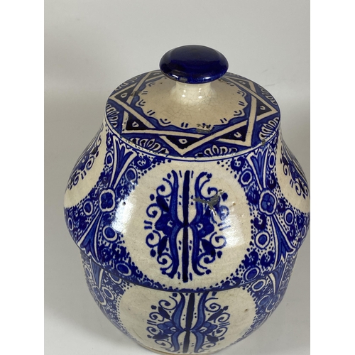 369 - A LARGE VINTAGE IZNIK MIDDLE EASTERN LIDDED BLUE AND WHITE POT, SIGNED TO BASE, HEIGHT 27CM