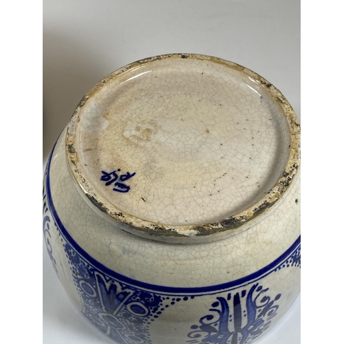 369 - A LARGE VINTAGE IZNIK MIDDLE EASTERN LIDDED BLUE AND WHITE POT, SIGNED TO BASE, HEIGHT 27CM