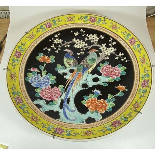 370 - A LARGE CHINESE FAMILLE NOIRE CHARGER DECORATED WITH BIRD AND FLORAL DESIGN, DIAMETER 46CM