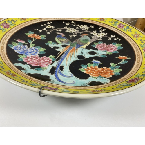 370 - A LARGE CHINESE FAMILLE NOIRE CHARGER DECORATED WITH BIRD AND FLORAL DESIGN, DIAMETER 46CM