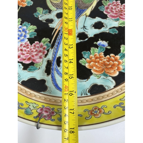 370 - A LARGE CHINESE FAMILLE NOIRE CHARGER DECORATED WITH BIRD AND FLORAL DESIGN, DIAMETER 46CM