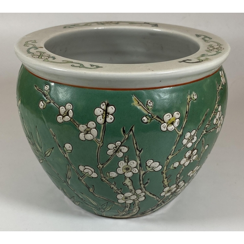 374 - A CHINESE FISH BOWL DESIGN PLANTER / JARDINIERE WITH EXTERNAL FLORAL DESIGN AND INNER FISH DESIGN, S... 