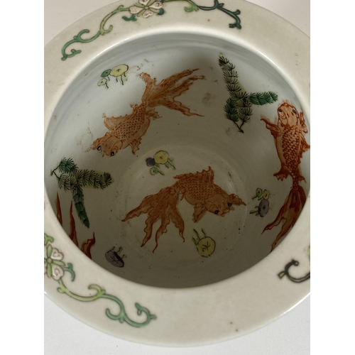 374 - A CHINESE FISH BOWL DESIGN PLANTER / JARDINIERE WITH EXTERNAL FLORAL DESIGN AND INNER FISH DESIGN, S... 