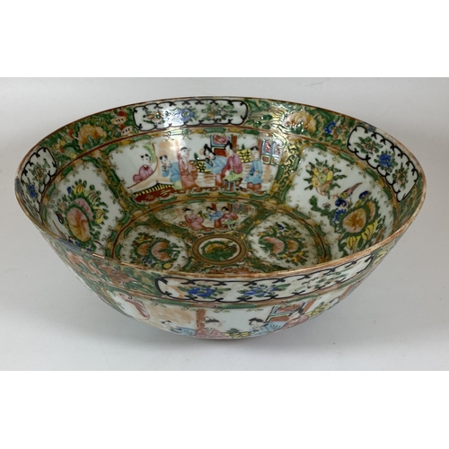 375 - A 19TH CENTURY CHINESE CANTON FAMILLE ROSE MEDALLION FRUIT BOWL, DIAMETER 26CM, HEIGHT 10CM