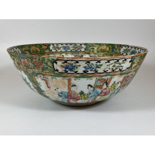 375 - A 19TH CENTURY CHINESE CANTON FAMILLE ROSE MEDALLION FRUIT BOWL, DIAMETER 26CM, HEIGHT 10CM