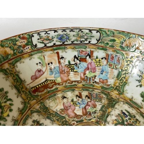 375 - A 19TH CENTURY CHINESE CANTON FAMILLE ROSE MEDALLION FRUIT BOWL, DIAMETER 26CM, HEIGHT 10CM