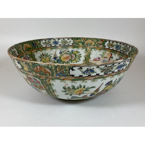 375 - A 19TH CENTURY CHINESE CANTON FAMILLE ROSE MEDALLION FRUIT BOWL, DIAMETER 26CM, HEIGHT 10CM