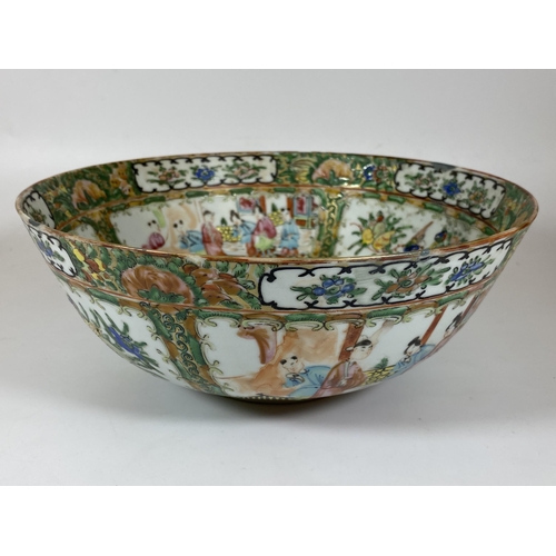 375 - A 19TH CENTURY CHINESE CANTON FAMILLE ROSE MEDALLION FRUIT BOWL, DIAMETER 26CM, HEIGHT 10CM