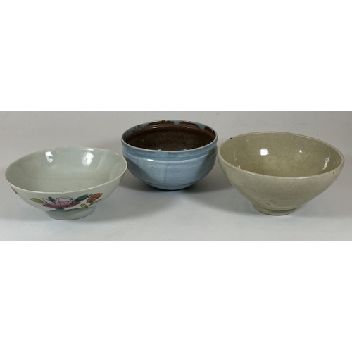 377 - A GROUP OF THREE CHINESE BOWLS TO INCLUDE FLORAL EXAMPLE, LARGEST DIAMETER 12CM