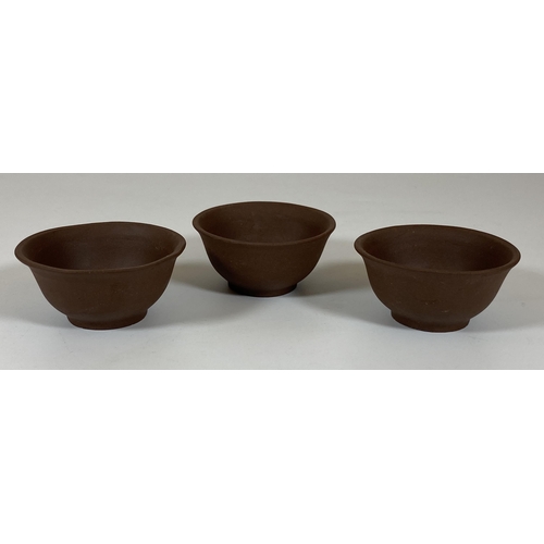 378 - A SET OF THREE CHINESE YIXING STYLE CLAY TEA BOWLS, DIAMETER 6CM