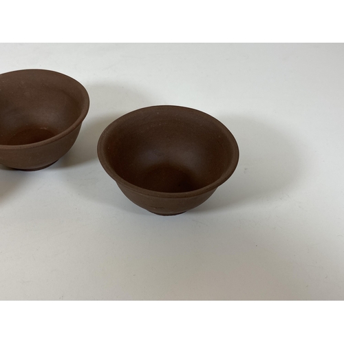 378 - A SET OF THREE CHINESE YIXING STYLE CLAY TEA BOWLS, DIAMETER 6CM