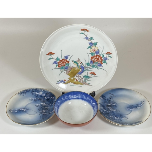 379 - A GROUP OF FOUR ORIENTAL PORCELAIN ITEMS, FLORAL PLATE, JAPANESE PLATES AND BOWL