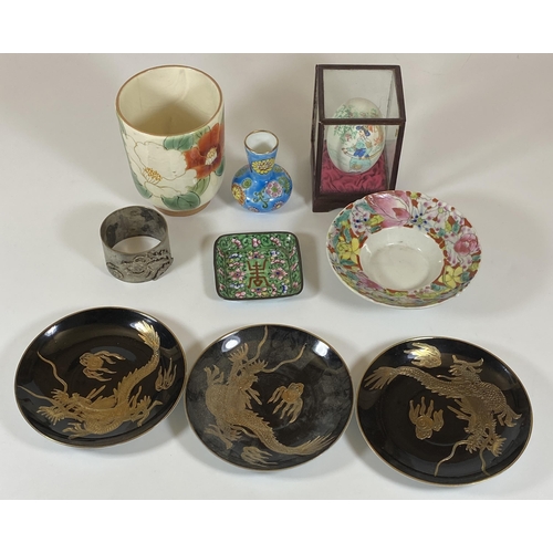 381 - A MIXED LOT OF CHINESE AND ORIENTAL ITEMS TO INCLUDE ENAMEL DISH, WHITE METAL DRAGON NAPKIN, CASED E... 