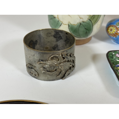 381 - A MIXED LOT OF CHINESE AND ORIENTAL ITEMS TO INCLUDE ENAMEL DISH, WHITE METAL DRAGON NAPKIN, CASED E... 