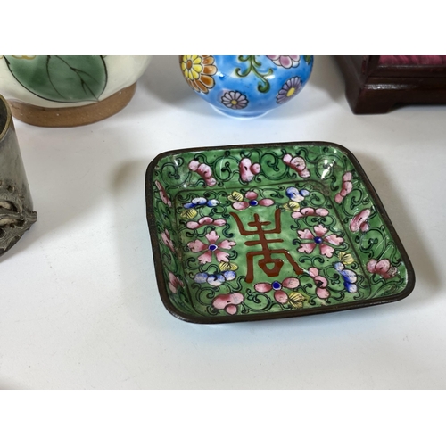 381 - A MIXED LOT OF CHINESE AND ORIENTAL ITEMS TO INCLUDE ENAMEL DISH, WHITE METAL DRAGON NAPKIN, CASED E... 