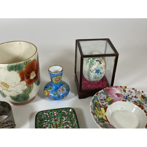 381 - A MIXED LOT OF CHINESE AND ORIENTAL ITEMS TO INCLUDE ENAMEL DISH, WHITE METAL DRAGON NAPKIN, CASED E... 