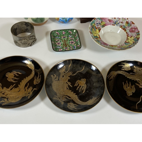 381 - A MIXED LOT OF CHINESE AND ORIENTAL ITEMS TO INCLUDE ENAMEL DISH, WHITE METAL DRAGON NAPKIN, CASED E... 