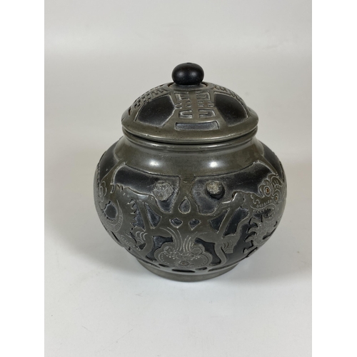 384 - A CHINESE PEWTER LIDDED DRAGON DESIGN SUGAR BOWL, SEAL MARK TO BASE, HEIGHT 12CM