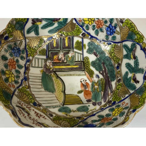 389 - A CHINESE FAMILLE VERTE ENAMEL DESIGN BOWL WITH FIGURAL INNER DESIGN, DIAMETER 17.5CM